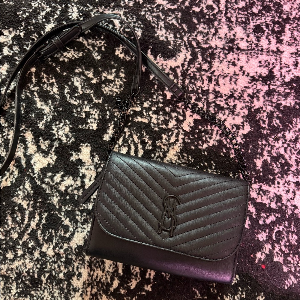 Steve Madden Black Crossbody Bag with Elegant Design